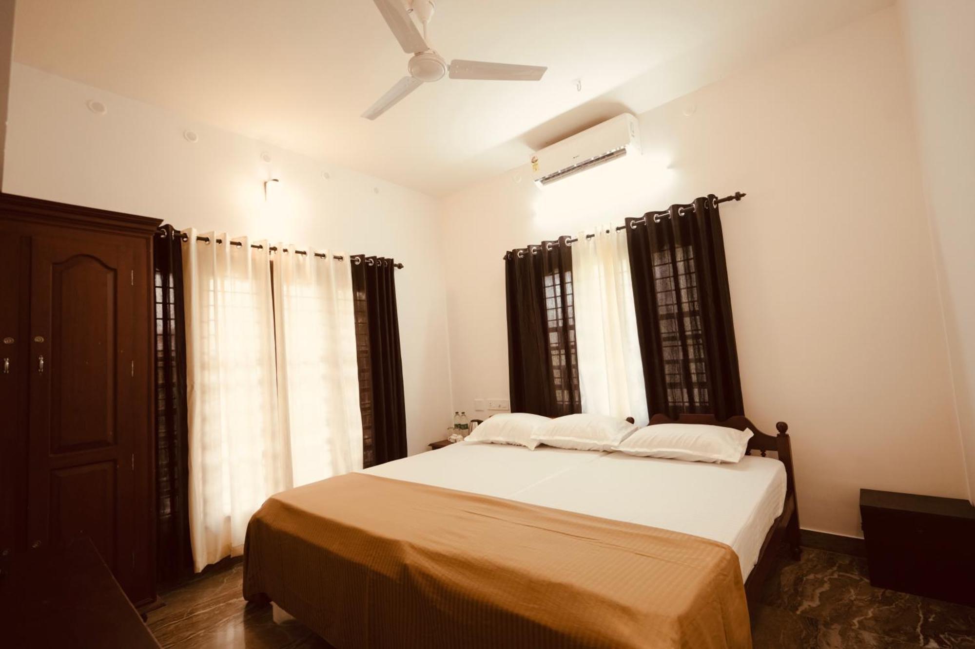 Daffodils Inn Alappuzha Екстериор снимка